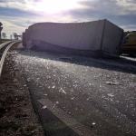 Ciężarówka ze szkłem przewróciła się na rondzie