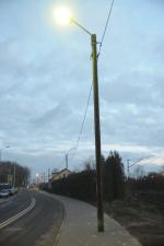 Historia jak u Barei. Słup na środku chodnika stoi nadal.