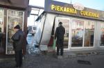 Kierowca forda pomylił gaz z hamulcem i wjechał w kiosk