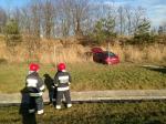 Kierowca mazdy najechał na oponę i wypadł z autostrady