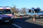 Samochód roztrzaskał się o bariery na autostradzie