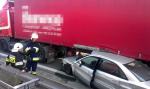 Audi wjechało wprost pod naczepę ciężarówki