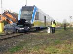 Samochód wjechał na przejeździe kolejowym pod szynobus