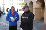Piłkarze Odry rozdawali bilety na mecz Opolanom