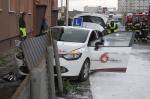 Peugeot uderzył w pojazd nauki jazdy i dachował