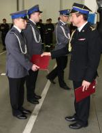 Policjanci uratowali dwie osoby z płonącego budynku