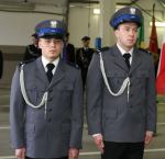 Policjanci uratowali dwie osoby z płonącego budynku