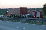 Tragedia na autostradzie. Samochód wbił się w naczepę ciężarówki.