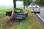 Kierowca mazdy wpadł w poślizg i uderzył w drzewo