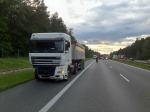 Kobieta zawracała na autostradzie, wjechała pod ciężarówkę