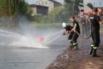 Strażacy grają w piłkę na prąd wodny