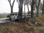 Po zderzeniu z drzewem BMW stanęło w ogniu. Kierowca nie żyje.