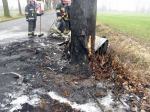 Po zderzeniu z drzewem BMW stanęło w ogniu. Kierowca nie żyje.