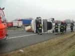 Ciężarówka przewróciła się na autostradzie A4, 2 osoby są ranne