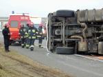 Ciężarówka przewróciła się na autostradzie A4, 2 osoby są ranne