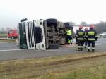 Ciężarówka przewróciła się na autostradzie A4, 2 osoby są ranne