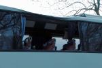Konar drzewa spadł na autobus, jedna osoba jest ranna