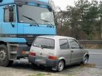 Ciężarówka zderzyła się z fiatem cinquecento