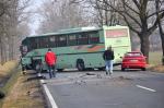 Opel zderzył się z autobusem. Kierowca samochodu nie żyje.