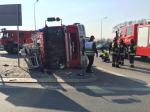 Wóz strażacki z podnośnikiem przewrócił się jadąc do pożaru