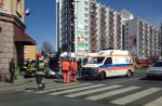 Pijany kierowca wjechał w autobus, po czym staranował sygnalizację