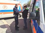 Pijany kierowca wjechał w autobus, po czym staranował sygnalizację