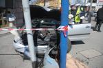 Pijany kierowca wjechał w autobus, po czym staranował sygnalizację