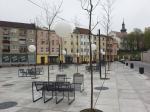 Mały Rynek się zmienia. Pojawiły się ławki, zazieleniły się drzewa.