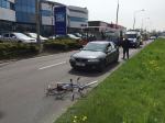 Rowerzysta zmieniał pas ruchu, wjechał pod samochód