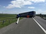 Ciężarówka staranowała barierki na autostradzie A4