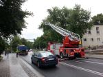 Korki na ul. Piastowskiej. Strażacy wycinali konar drzewa.