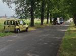 Autobus zderzył się z autem, po czym uderzył w drzewo