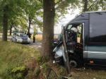 Autobus zderzył się z autem, po czym uderzył w drzewo