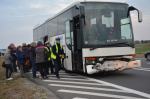 Audi zderzyło się z autokarem. 5 osób trafiło do szpitala.