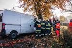 Bus uderzył w drzewo. Ranny 32-letni pasażer.
