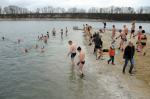 Opolskie morsy tradycyjnie świętują Dzień Niepodległości kąpielą