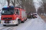 Samochód wypadł z drogi i uderzył w drzewo