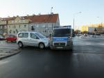 Policyjny radiowóz zderzył się na skrzyżowaniu z citroenem