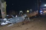24-latek roztrzaskał BMW na drzewie