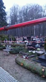 Dźwig przewrócił się na cmentarzu w Pokoju