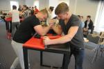 Studenci i uczniowie rywalizują w turnieju armwrestlingu