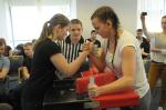 Studenci i uczniowie rywalizują w turnieju armwrestlingu