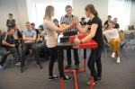 Studenci i uczniowie rywalizują w turnieju armwrestlingu
