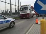Ciężarówka z naczepą przewróciła się na rondzie