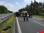 Bus przewrócił się na bok tarasując przejazd autostradą