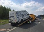 Bus przewrócił się na bok tarasując przejazd autostradą