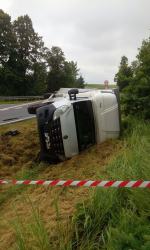 Samochód dostawczy dachował na trasie Nysa-Prudnik