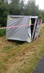 Samochód dostawczy dachował na trasie Nysa-Prudnik