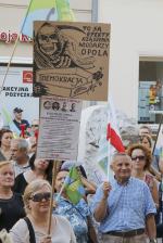 Duże Opole. Znicze pod Opolskim Urzędem Wojewódzkim.