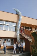 Uczniowie PSP 5 zbudowali Wieżę Piastowską z 1300 butelek